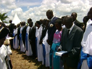 All the couples line up to say their vows.